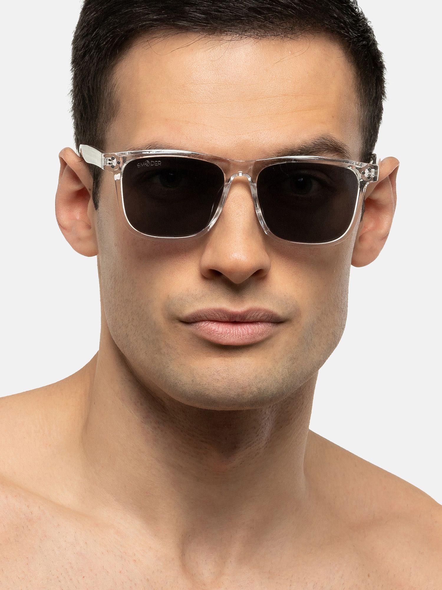 Uomo con occhiali da sole Smooder trasparenti, lenti scure. Forma rettangolare. Primo piano.