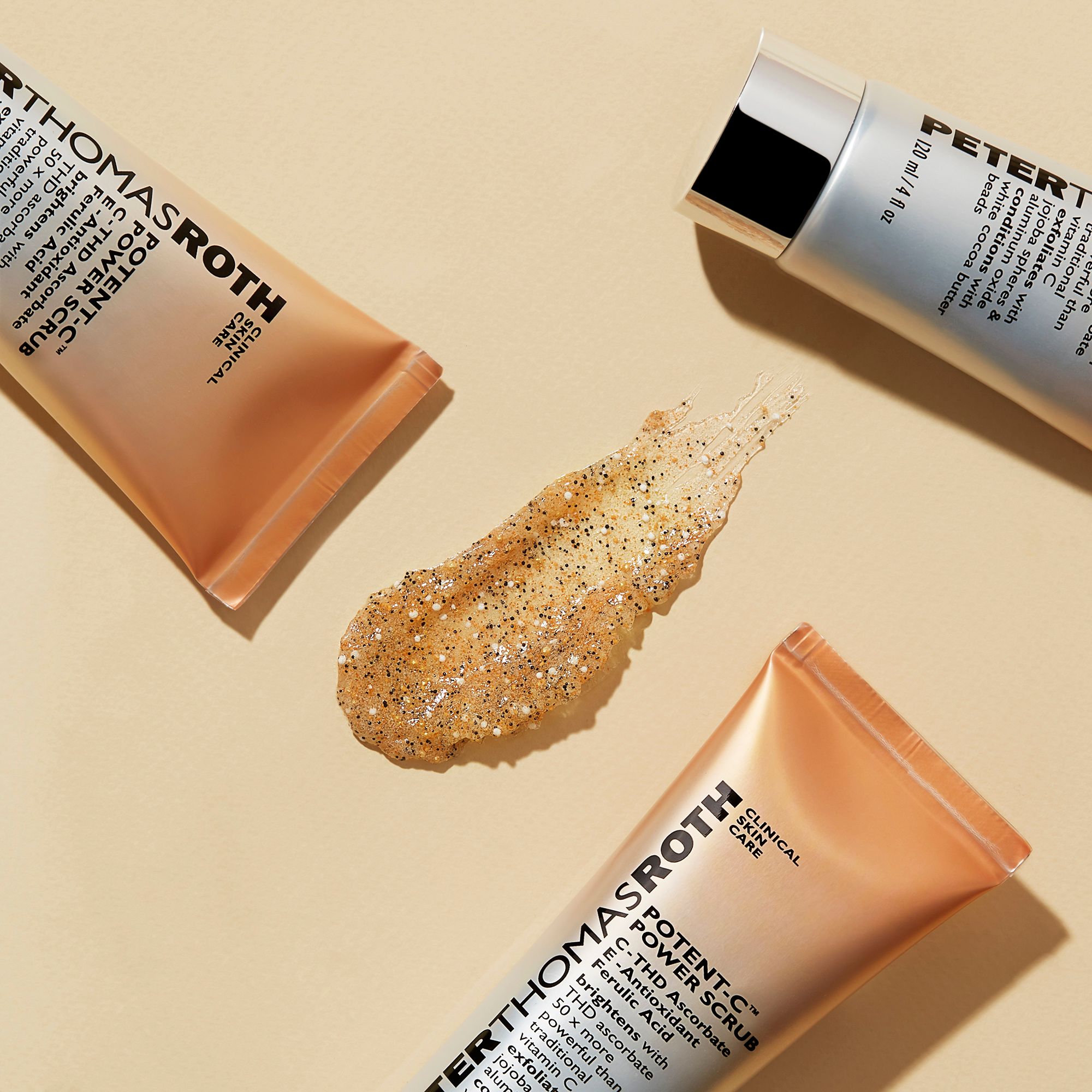 Tre tubi e una texture esfoliante. Scritta: Peter Thomas Roth, Potent-C Power Scrub. 120 ml/4 fl oz.