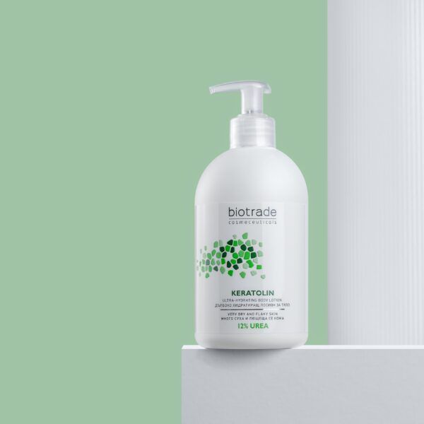 Flacone bianco con dosatore. Scritte Biotrade, Keratolin e 12% Urea. Su superficie bianca davanti a sfondo verde.