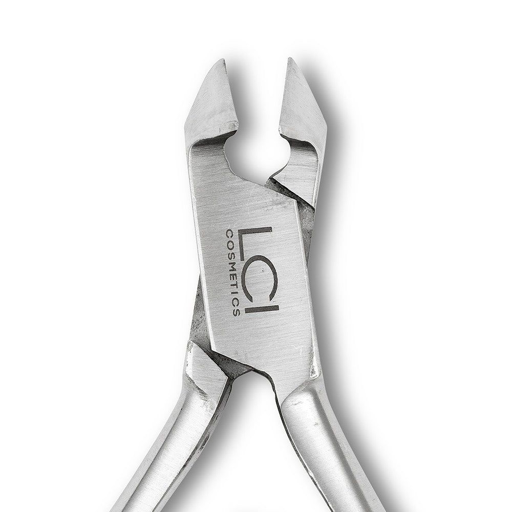 Primo piano del tronchese per unghie. Logo LCI Cosmetics. Metallo argentato. Bordi taglienti.