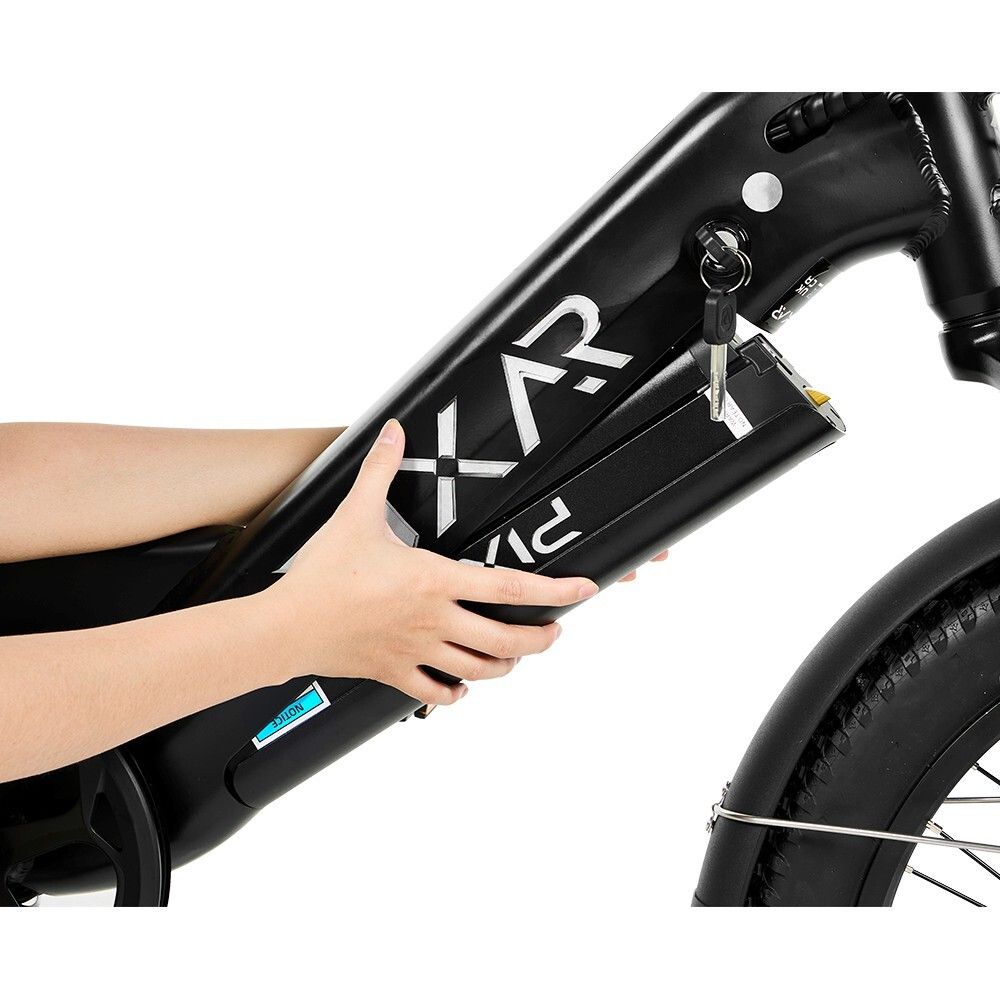 Persona che tiene la batteria fuori dal telaio della bici. Batteria nera con scritta bianca. Chiave nella batteria. Telaio della bici nero.