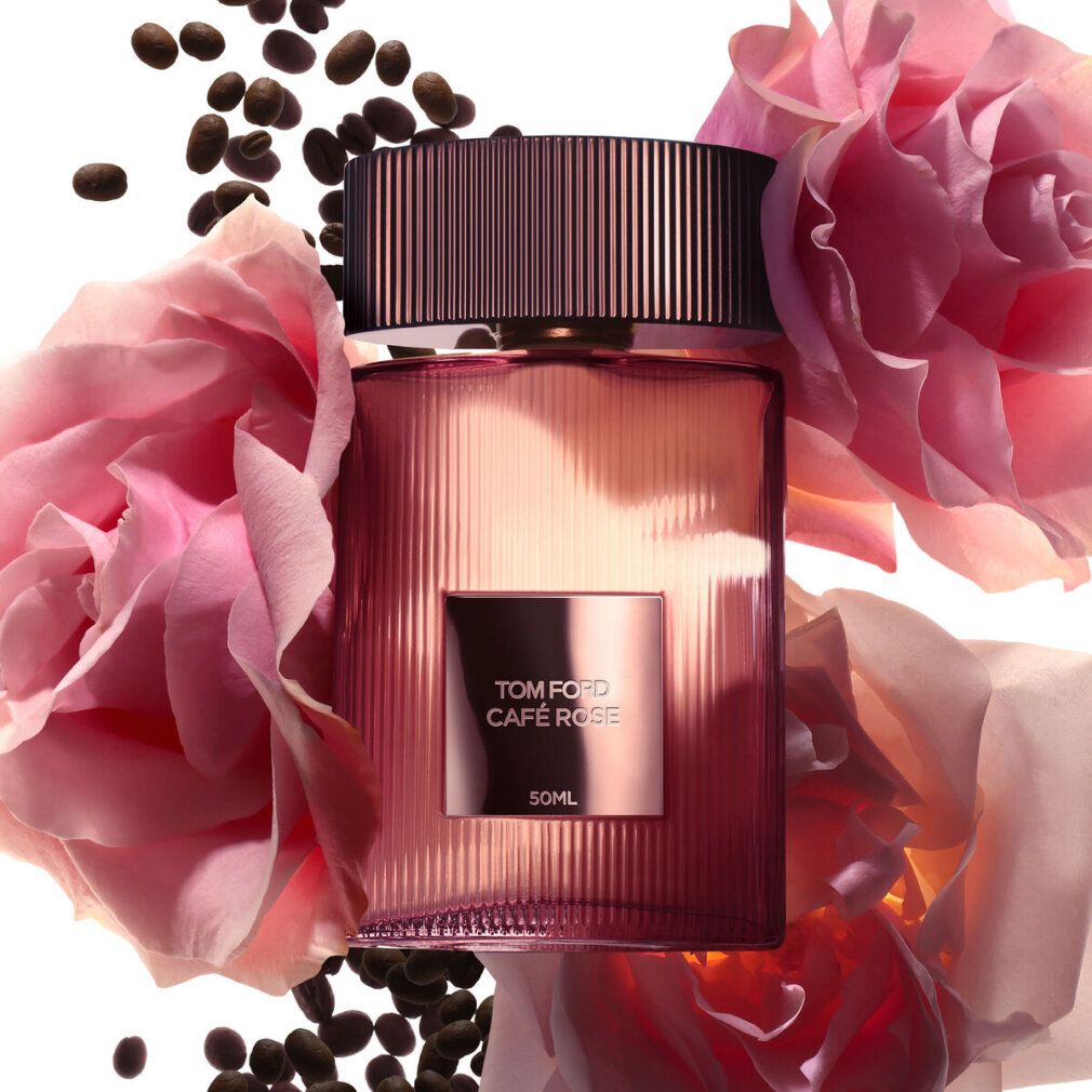 Flacone rosa con etichetta "TOM FORD Café Rose", circondato da rose e chicchi di caffè.