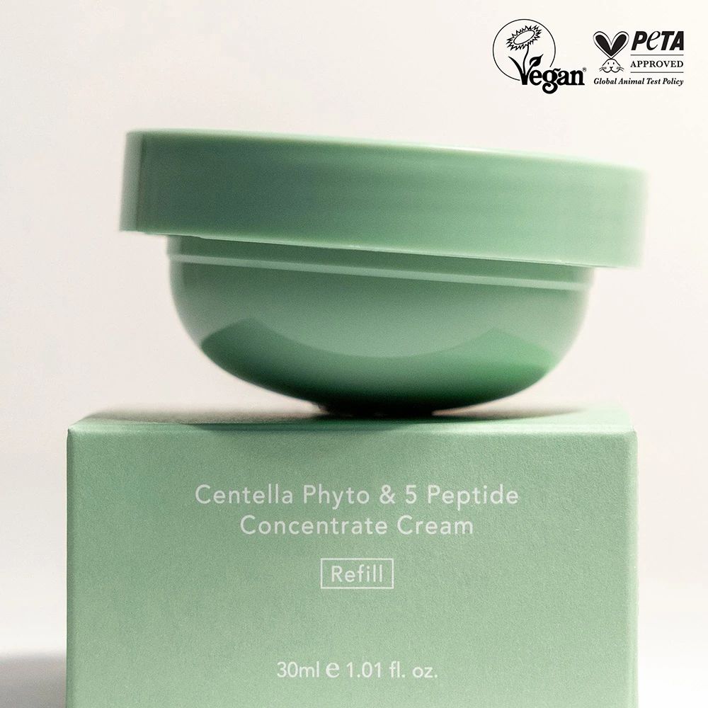 Vaso e scatola di crema verdi. Testo: Centella Phyto & 5 Peptide Concentrate Cream. Sigilli Vegan e PETA.