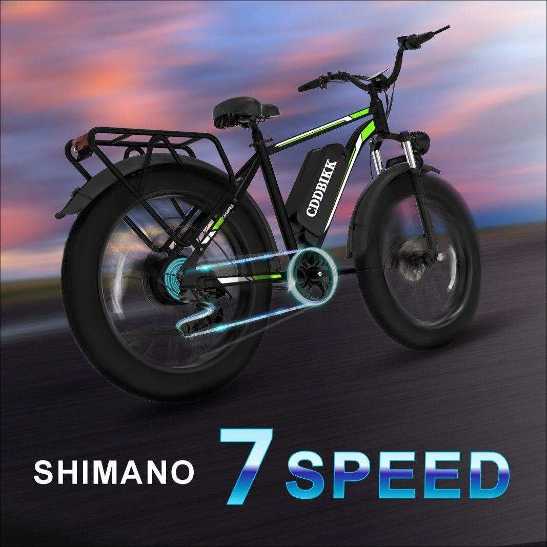 Bicicletta elettrica nera con dettagli verdi. Cambio Shimano a 7 velocità e trazione posteriore visibili.