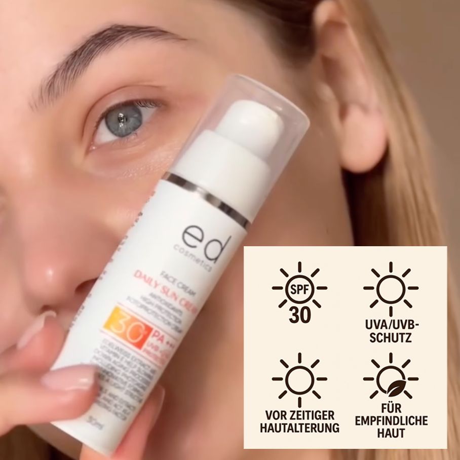 Donna tiene in mano flacone di crema solare. Scritta: ED cosmetics, Daily Sun Cream, SPF 30, protezione UVA/UVB.