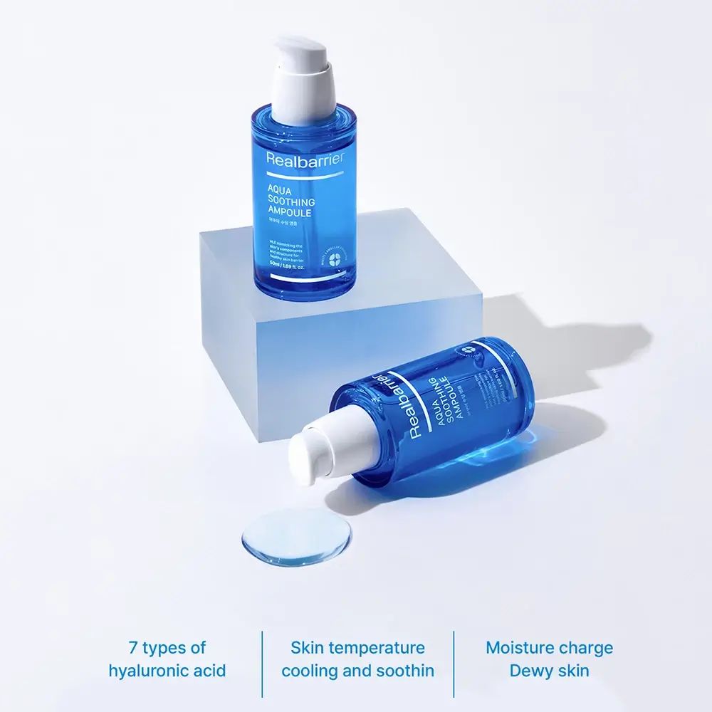 Due sieri blu con erogatore bianco. Scritta: Realbarrier Aqua Soothing Ampoule. Goccia di siero.