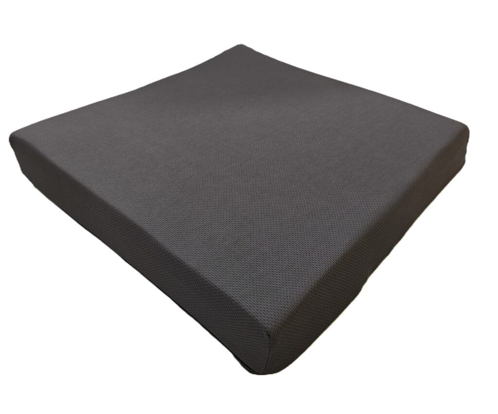 Fodera quadrata per sedile in tessuto grigio strutturato. La fodera ha bordi arrotondati e poggia su una superficie.