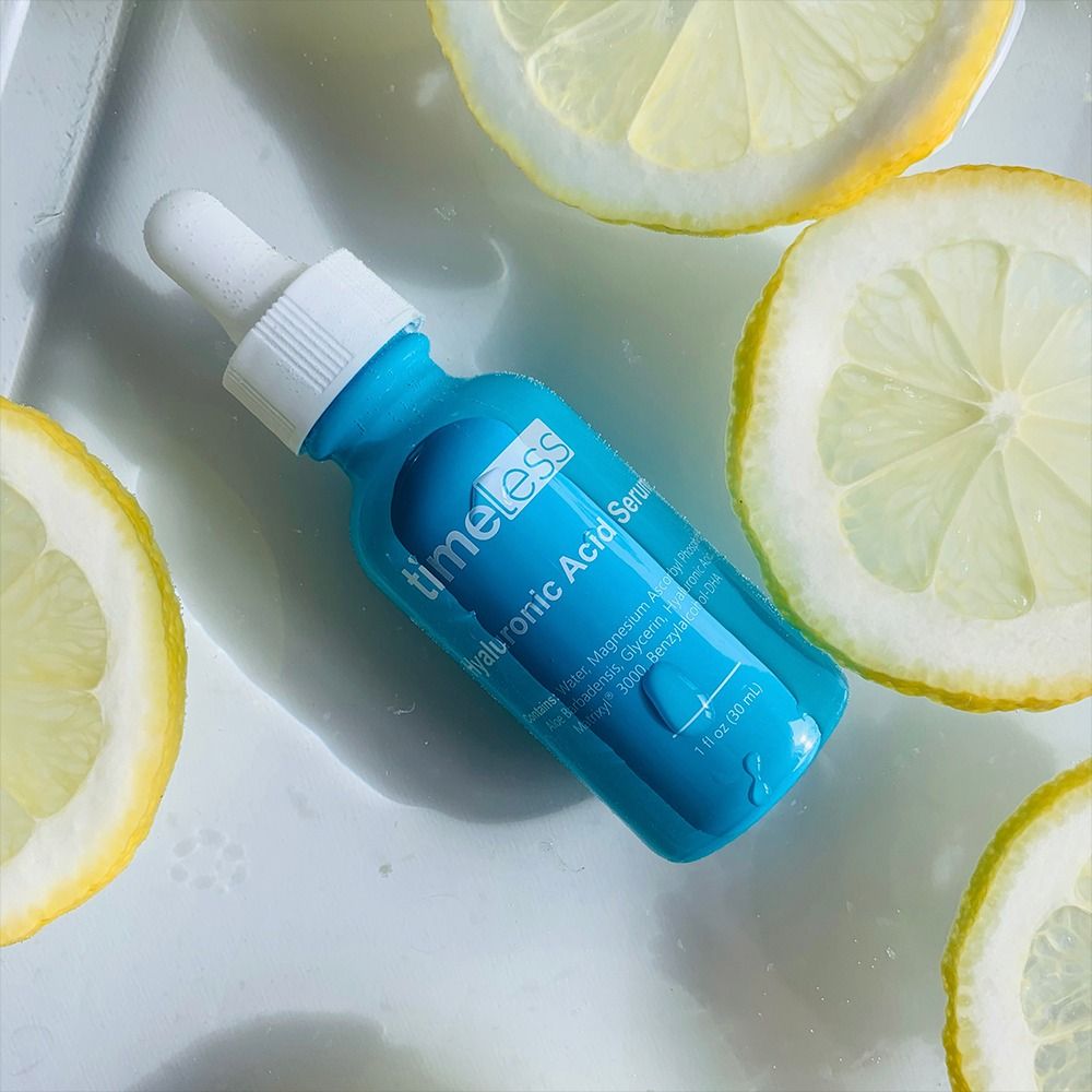 Flacone di siero turchese e limoni. Scritta: Timeless Hyaluronic Acid Serum. 1 fl oz (30 ml).