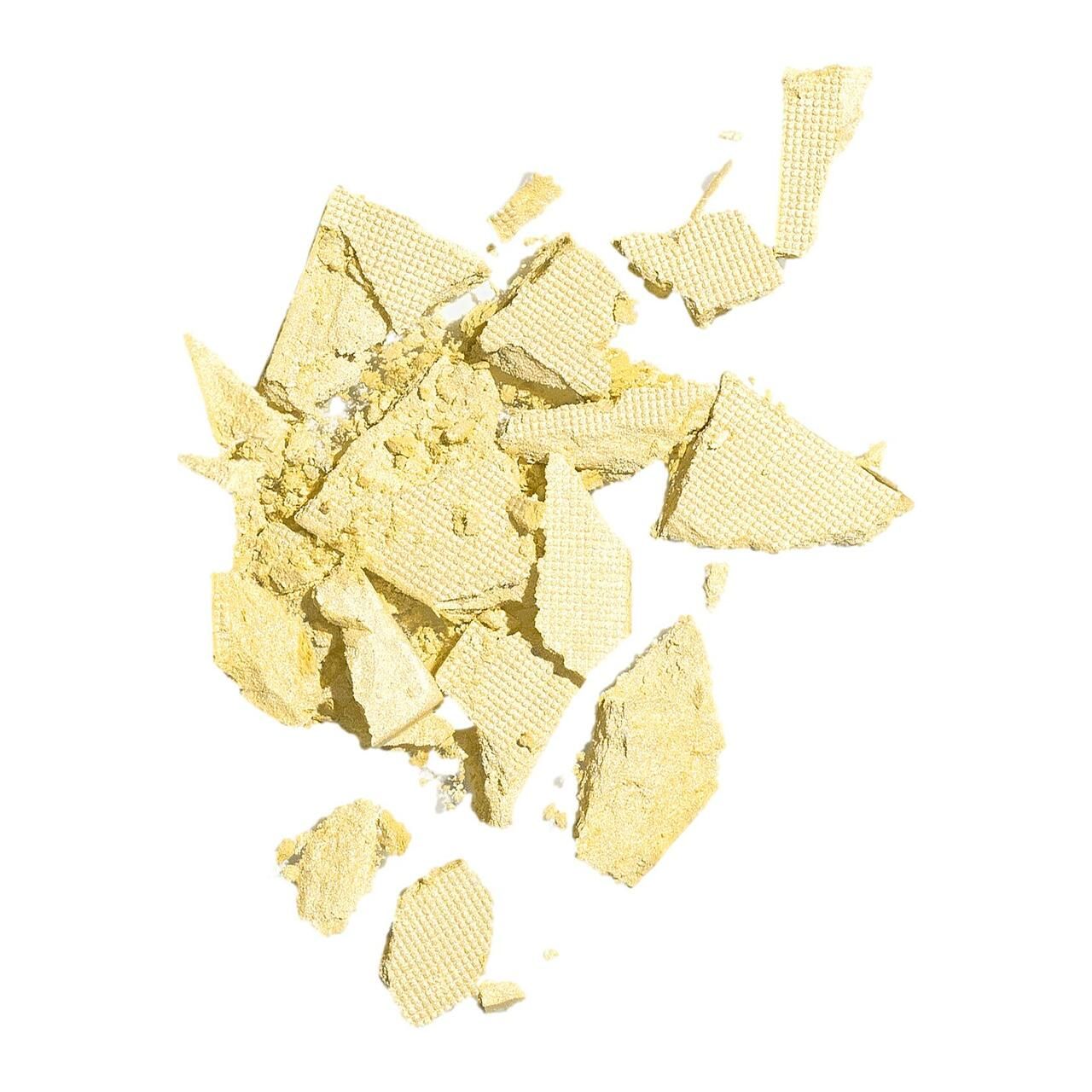 Pezzi di polvere giallastra rotti. Mostrato su sfondo bianco. Superficie strutturata. Nessun imballaggio o contesto.