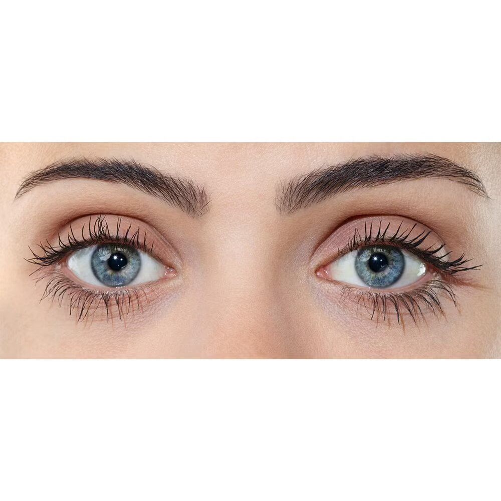 Primo piano di due occhi con ciglia truccate. Occhi blu, ciglia scure, sopracciglia.