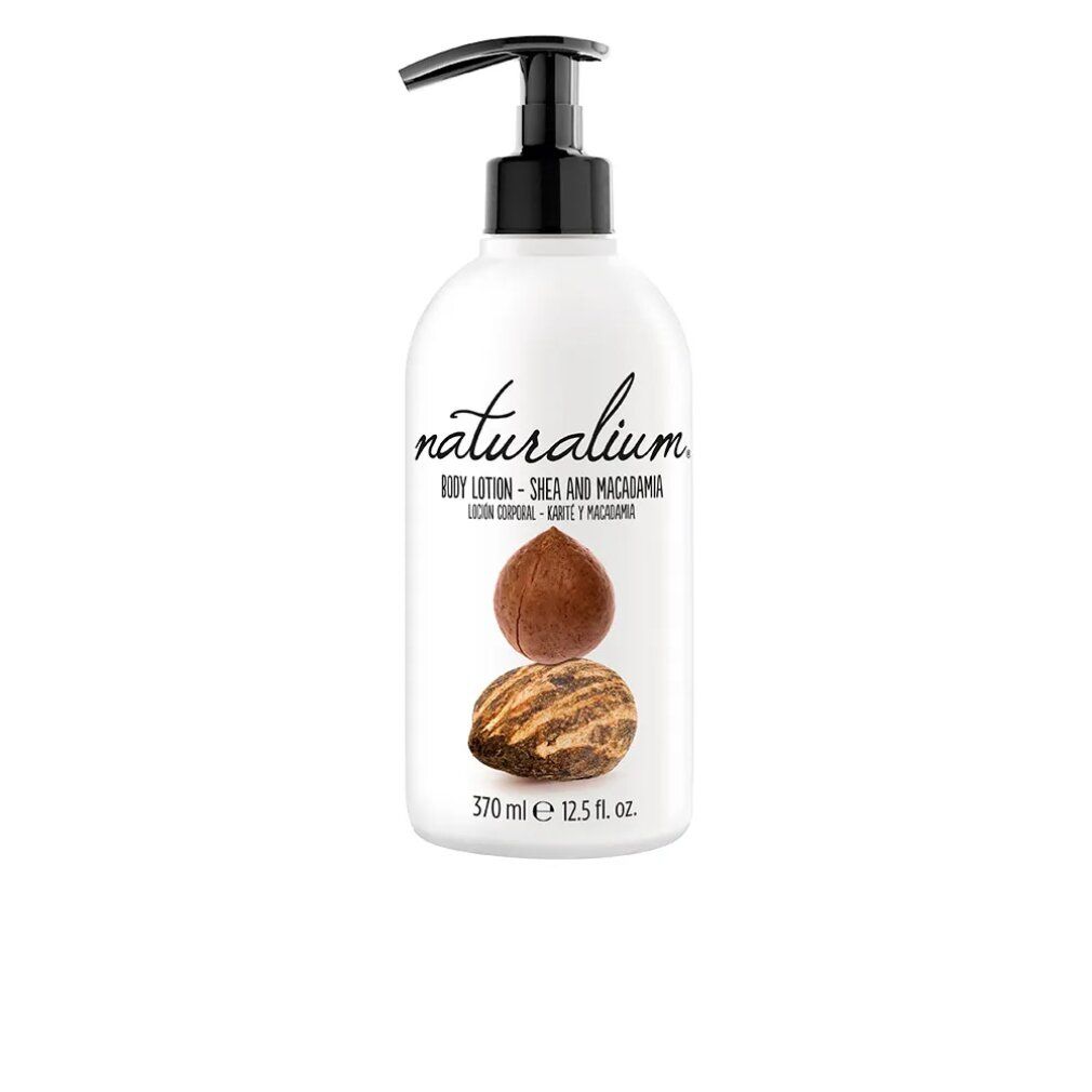 Flacone bianco con dosatore nero. Scritta: naturalium, Body Lotion Shea and Macadamia. Immagine di noci di karité e macadamia.