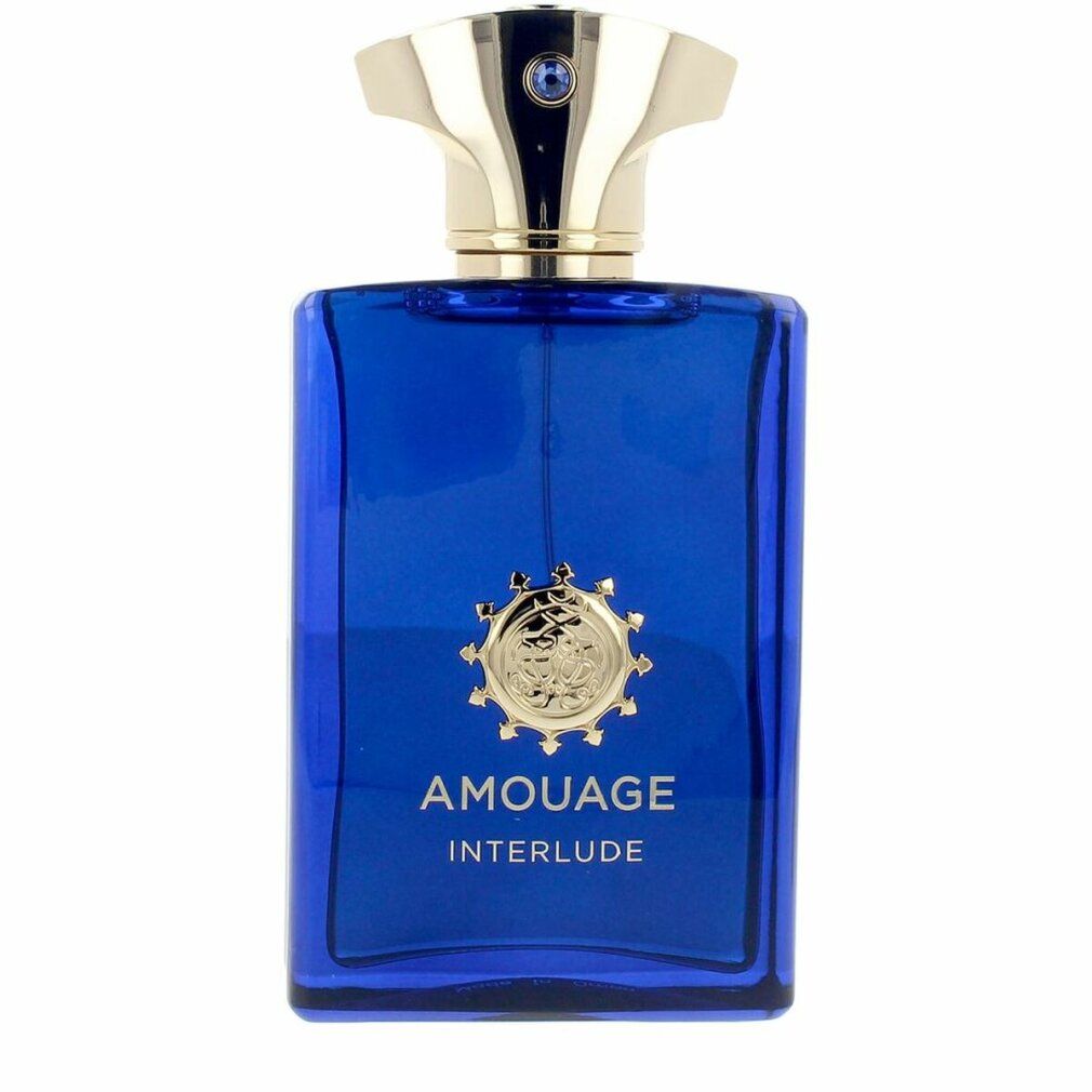 Flacone di profumo blu con tappo dorato. Scritta: AMOUAGE INTERLUDE. Forma rettangolare, stemma dorato.