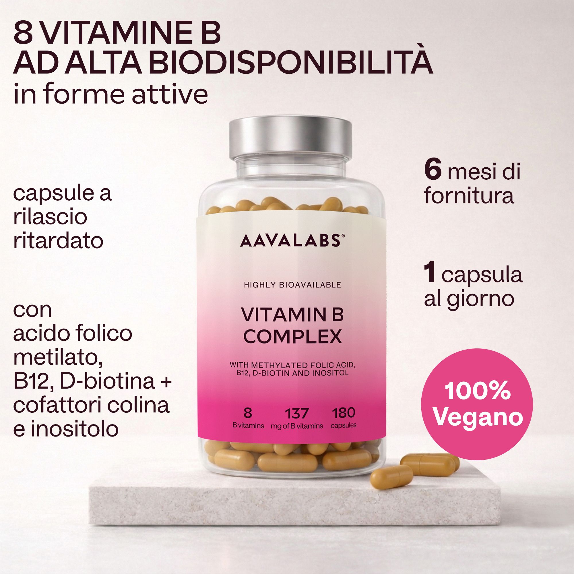 Capsule in un flacone di vetro. Scritta AAVALABS Vitamin B Complex. Sfondo rosa.