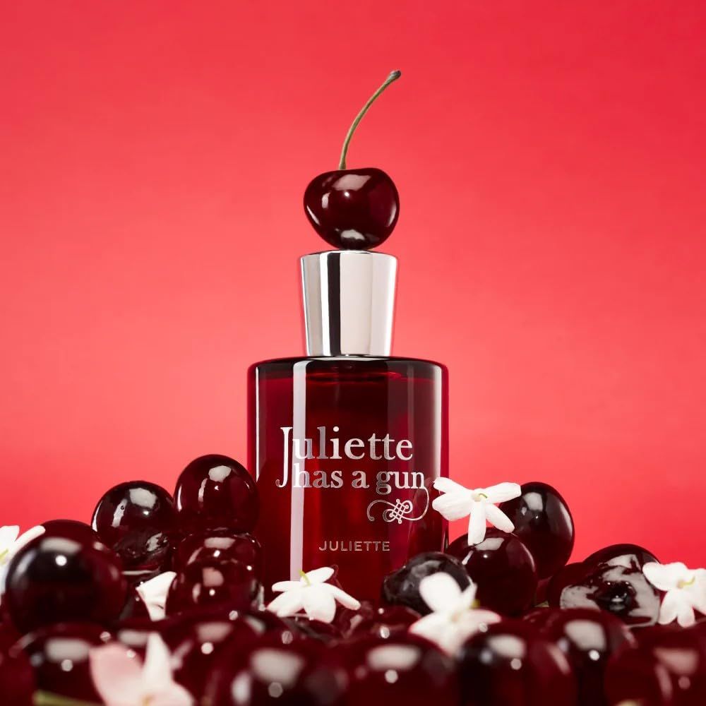 Flacone rosso con ciliegie e fiori. Scritta: Juliette has a gun. JULIETTE.