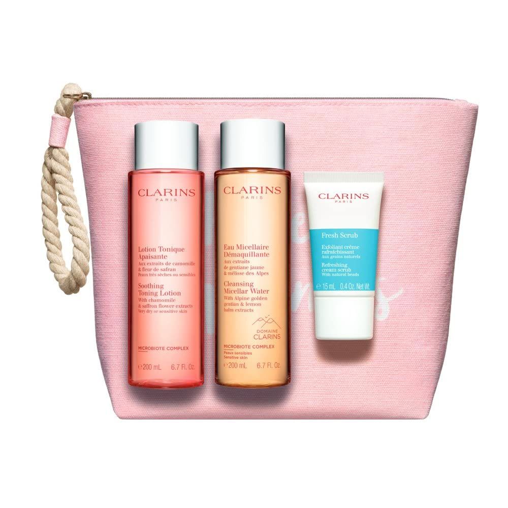 Pochette rosa con tre prodotti: due flaconi e un tubetto. Sui flaconi è scritto Clarins.
