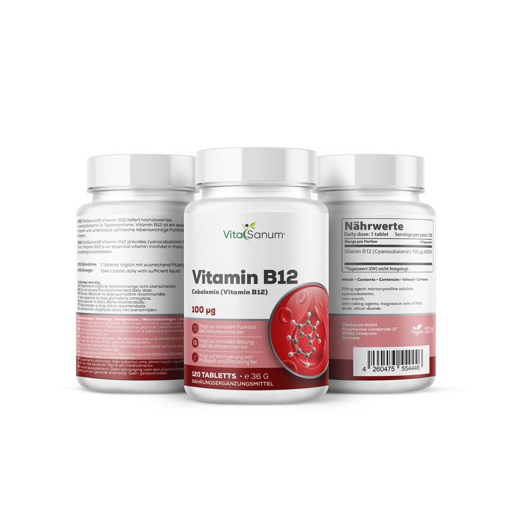 Tre flaconi di VitaSanum vitamina B12. Flaconi bianchi con etichette rosse. Informazioni e struttura molecolare visibili.