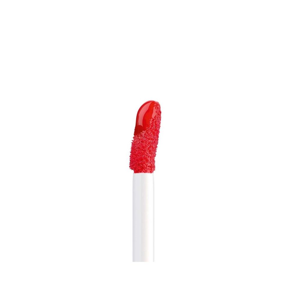 Applicatore con rossetto rosso brillante.