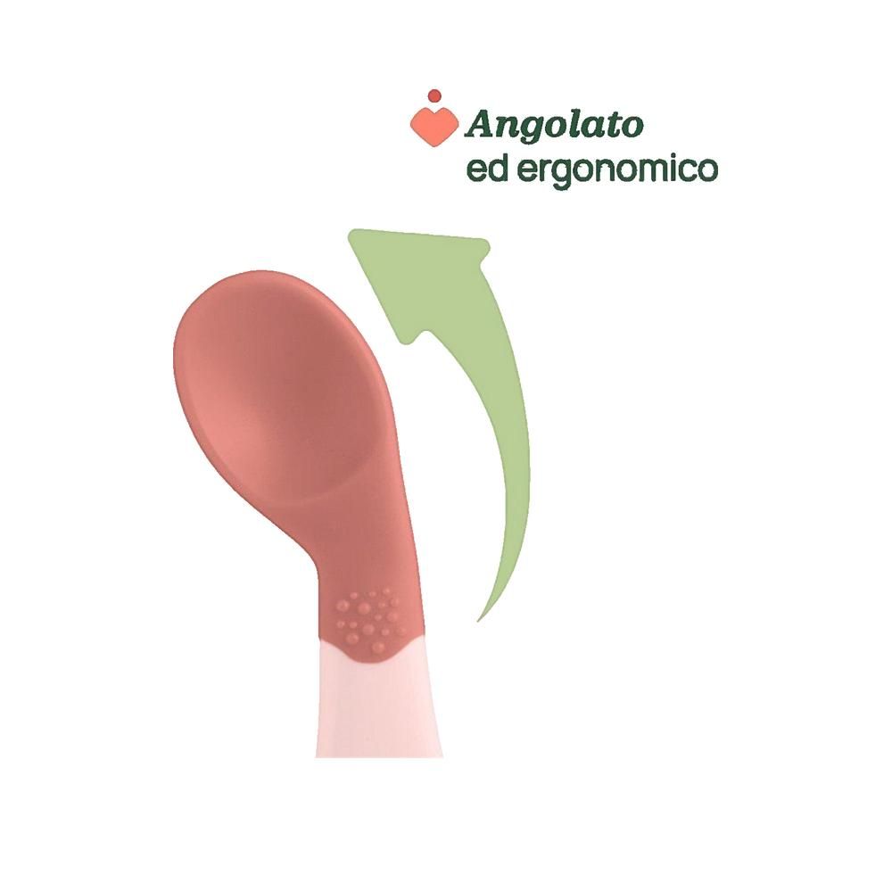 Cucchiaio rosso con manico ergonomico. Testo: Angolato ed ergonomico.