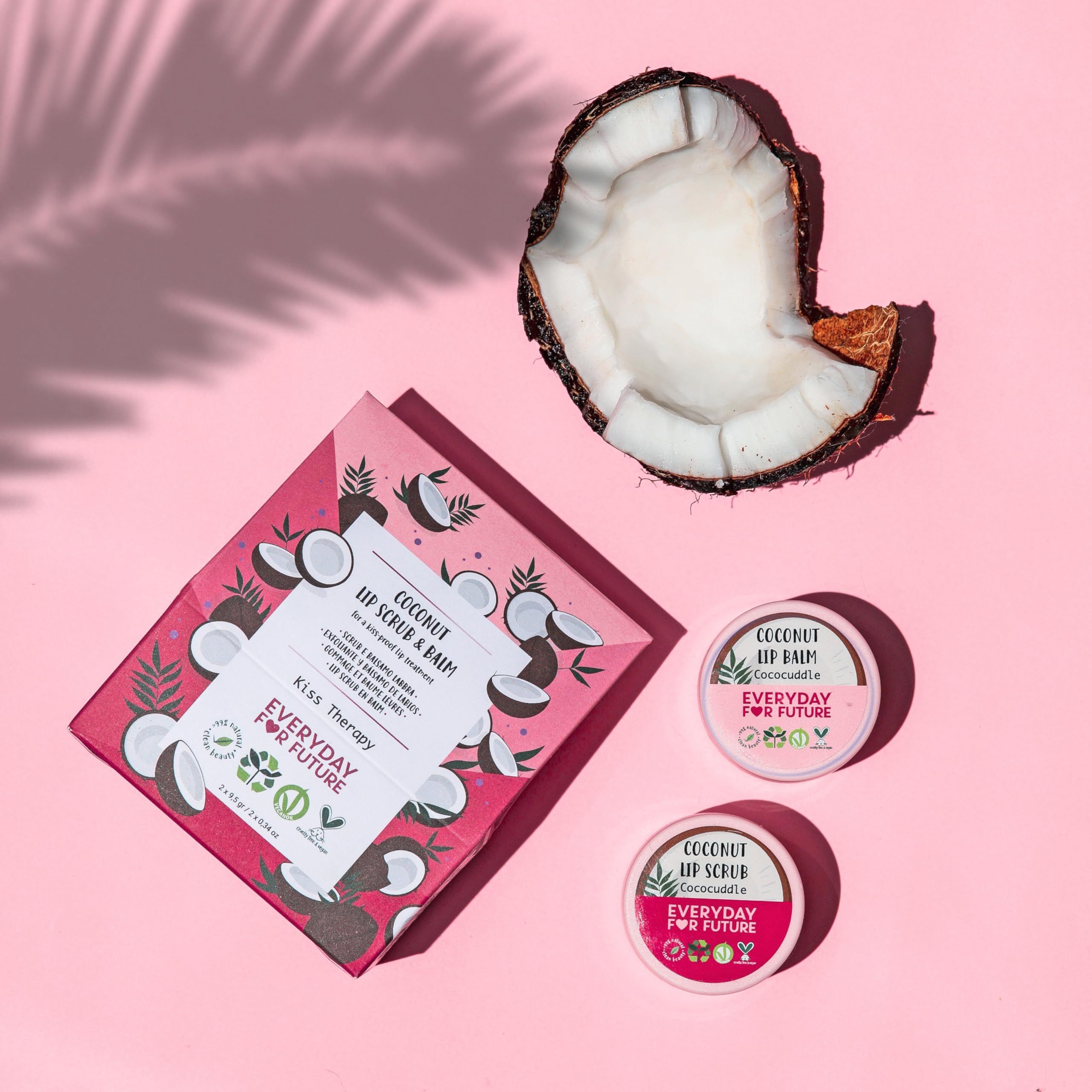 Confezione e due vasetti di scrub e balsamo labbra su sfondo rosa. Cocco e ombra di foglie.