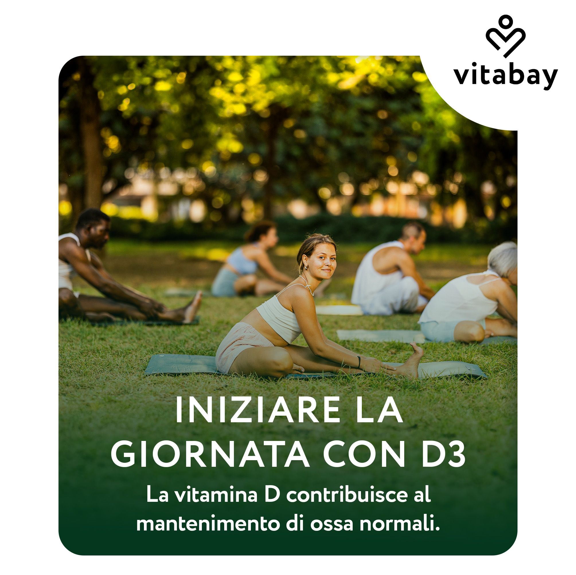 Persone che fanno yoga in un parco. Vitamina D3 Vitabay per ossa normali. Con D3 nella giornata.
