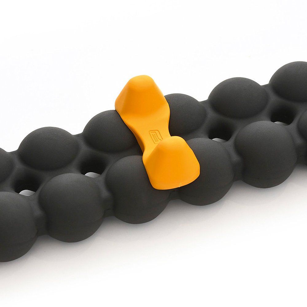 Primo piano di un SISSEL Spinefitter nero con un accessorio di innesco giallo.