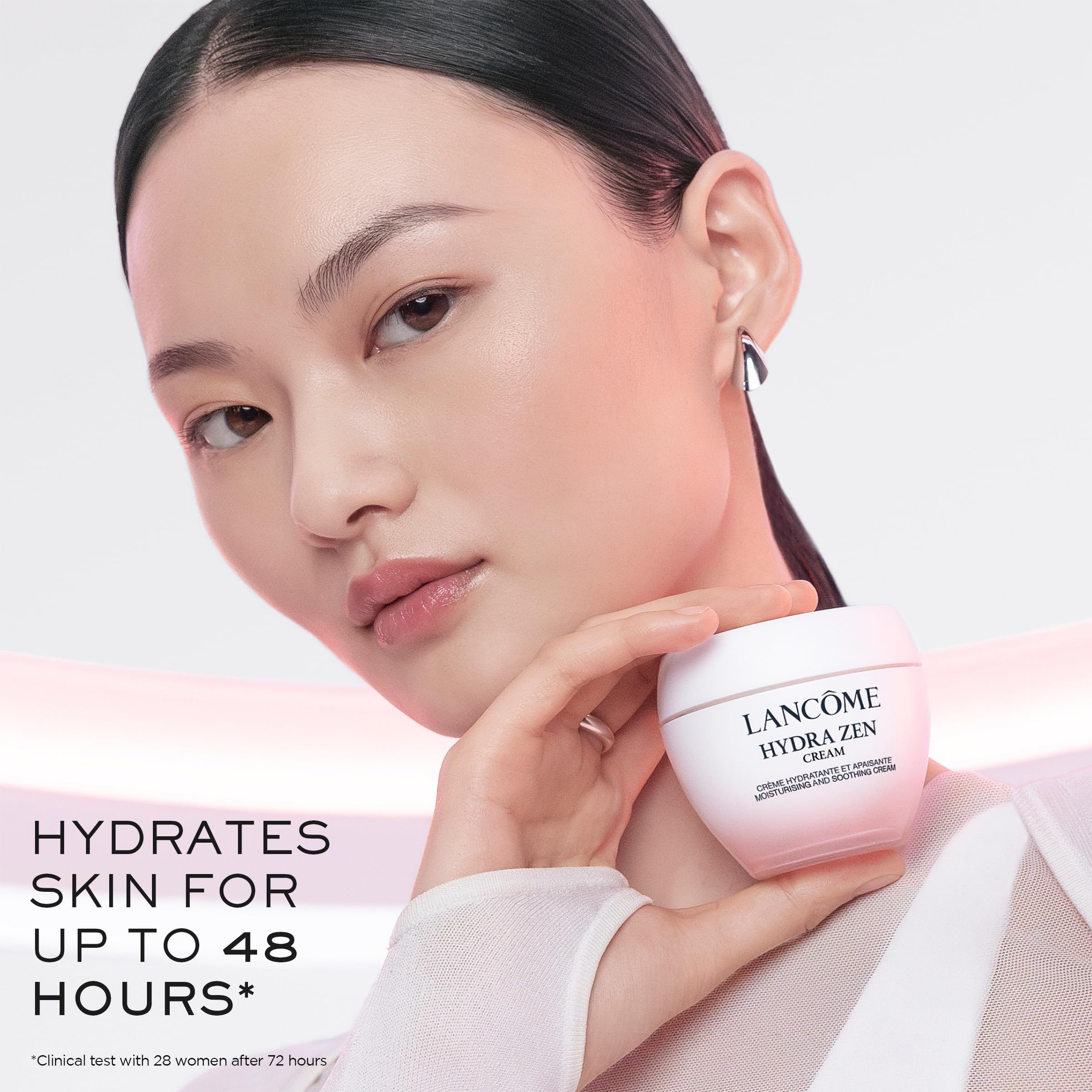 Donna tiene un vasetto. Testo: IDRATA LA PELLE FINO A 48 ORE. LANCOME HYDRA ZEN CREAM. Testo: Crème hydratante et apaisante.
