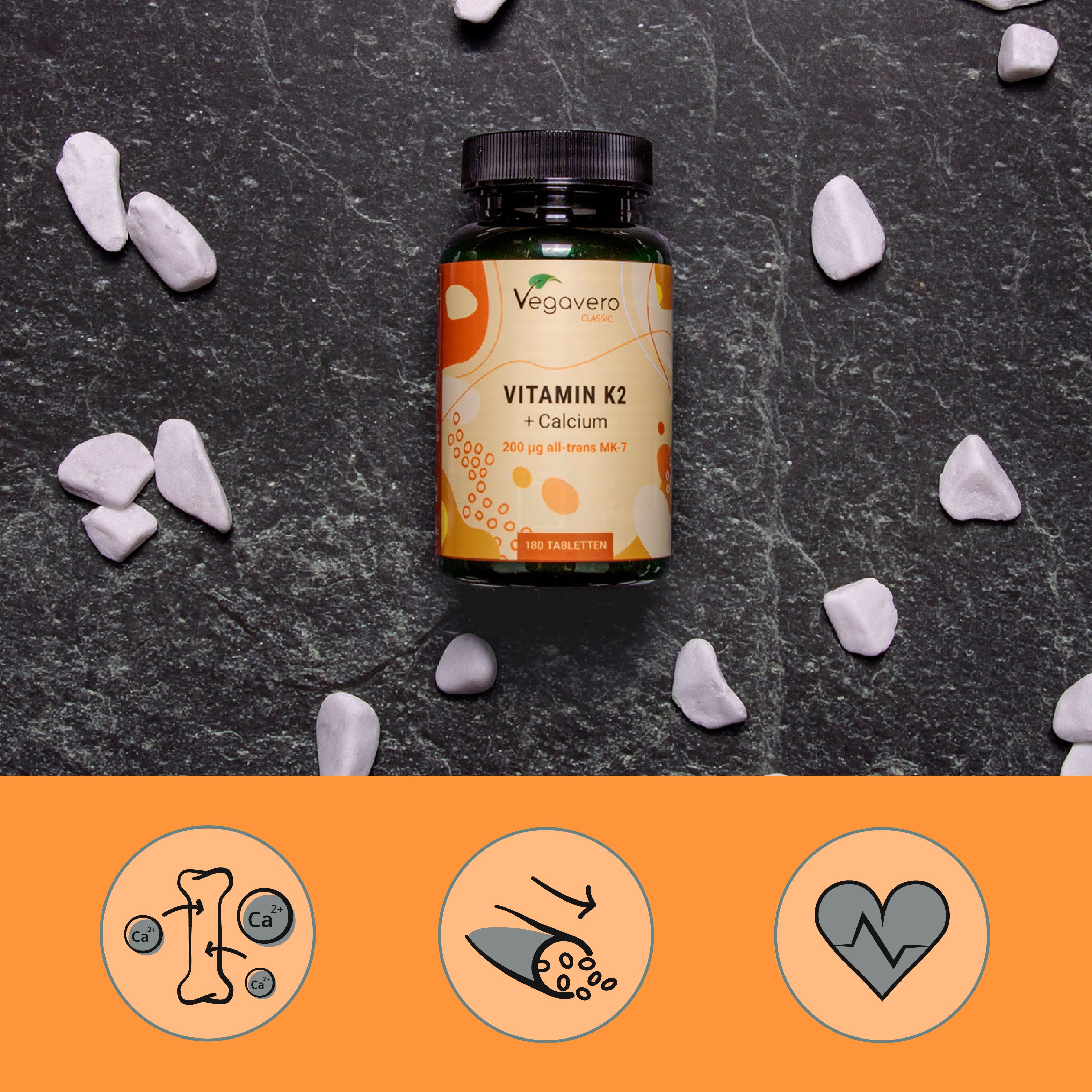 Flacone VEGAVERO Vitamina K2 + Calcio su sfondo scuro con pietre. Icone circolari con ossa, vasi sanguigni e cuore.