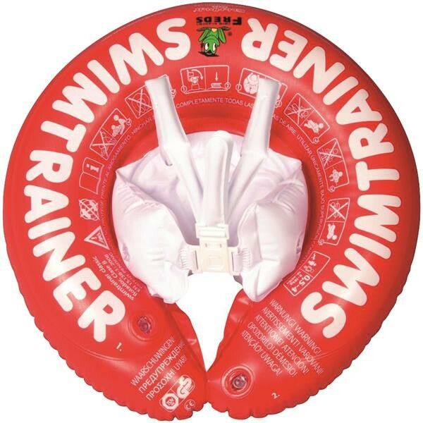 Schwimmtrainer rosso con inserto bianco. Scritta SWIMTRAINER. Marchio Freds Swim Academy.