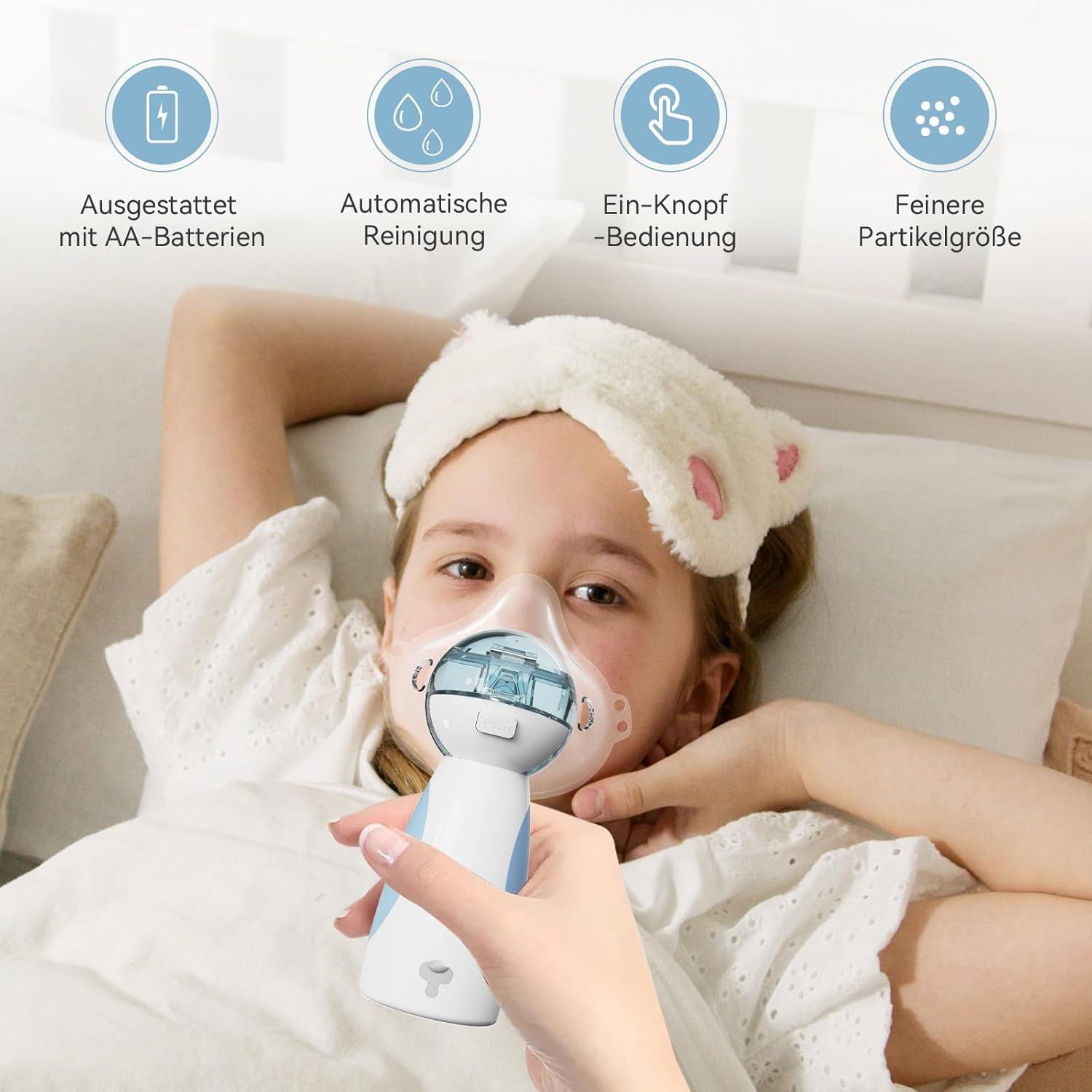 Inalatore bianco e blu con maschera, tenuto in mano. Bambino a letto con mascherina per gli occhi. Simboli: batteria, pulizia.