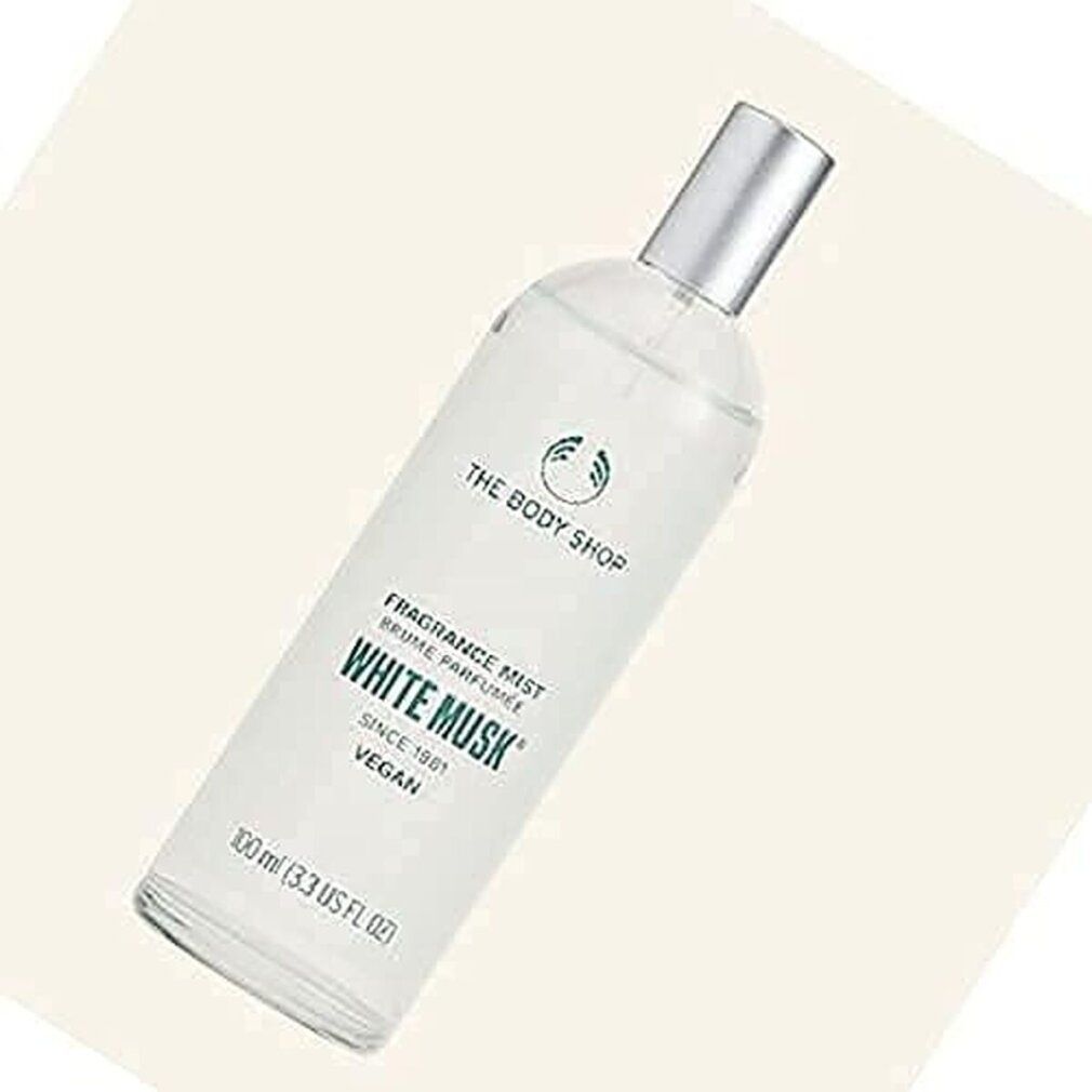 Flacone trasparente inclinato con vaporizzatore argentato. Etichetta con logo, testo: White Musk, Fragrance Mist, Vegan. 100 ml.