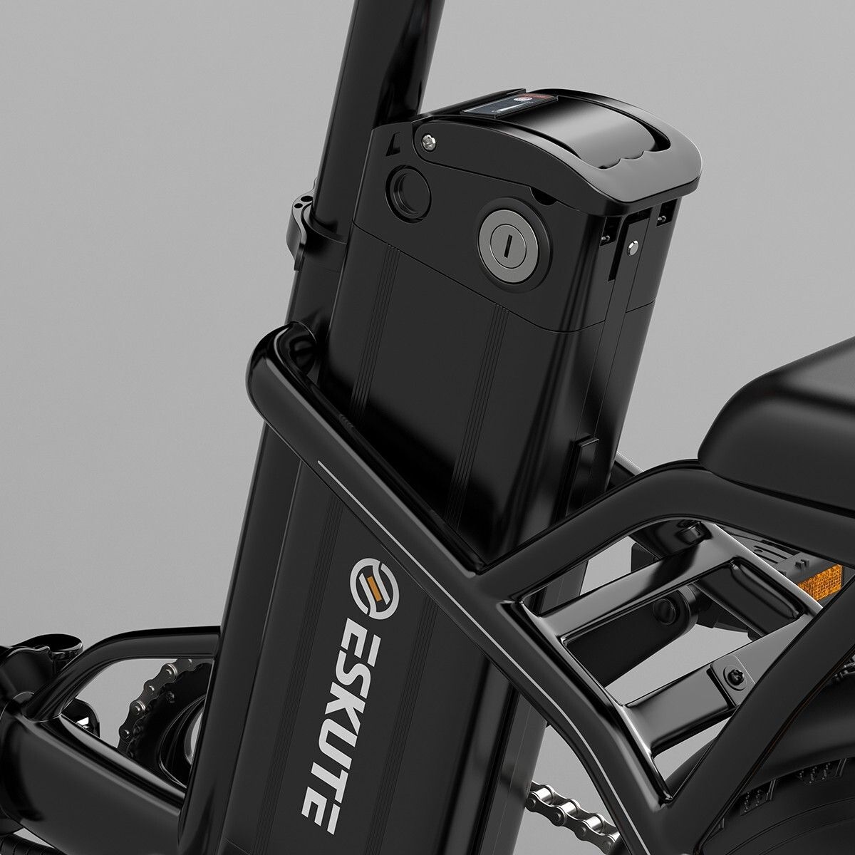Batteria nera sul telaio di una bicicletta elettrica. Marchio ESKUTE.