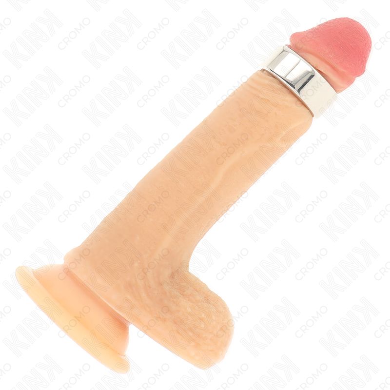 Dildo con anello metallico. Silicone color carne, punta rosa. Base a ventosa. Anello in metallo. Logo Kink sullo sfondo.