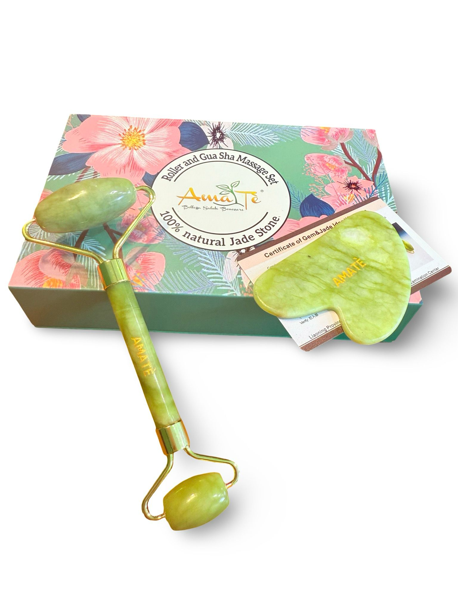 Set massaggio Jade Roller e Gua Sha. Confezione floreale, rullo, pietra Gua Sha e certificato. Supporti dorati.