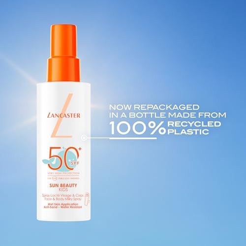 Flacone spray bianco con vaporizzatore arancione. Scritta: Lancaster, 50 SPF, Sun Beauty Kids. Testo: Plastica riciclata al 100%.