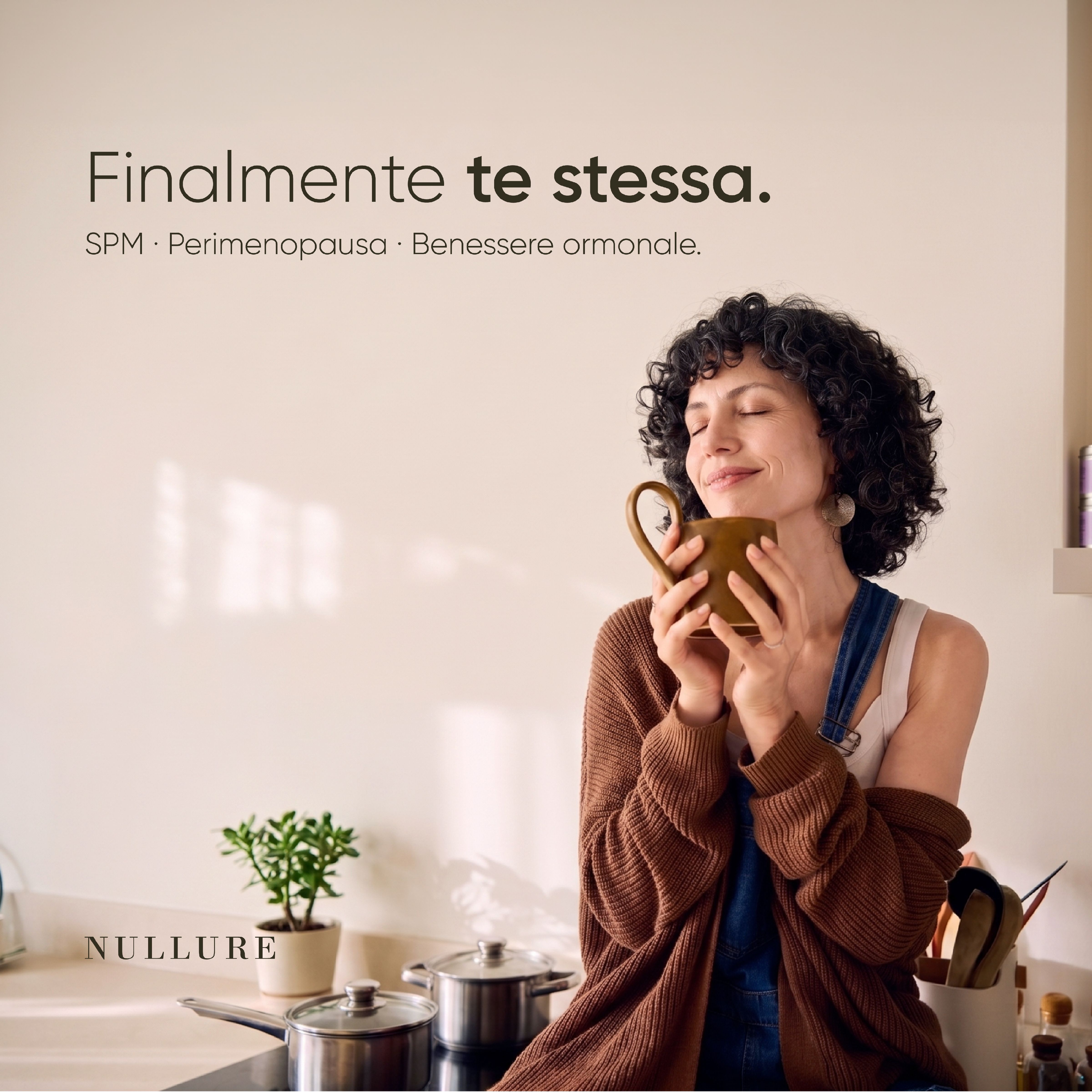 Flacone di capsule Nullure Saffron, con capsule sparse accanto su sfondo viola.