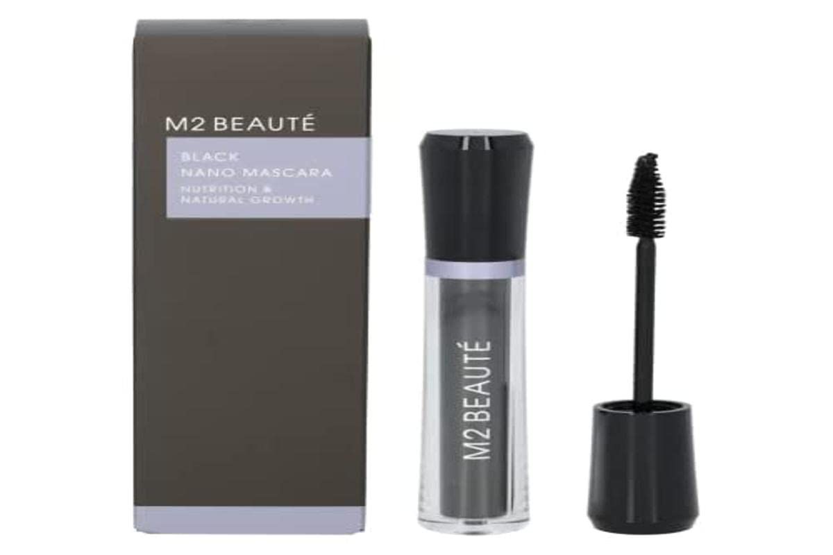 Tubo di mascara, spazzola e confezione. Scritta: M2 Beauté Black Nano Mascara Nutrition & Natural Growth.