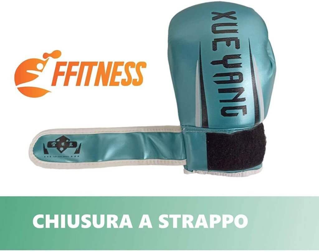 Un guantone da boxe verde con chiusura in velcro. Testo: "CHIUSURA A STRAPPO". Logo "FFitness".