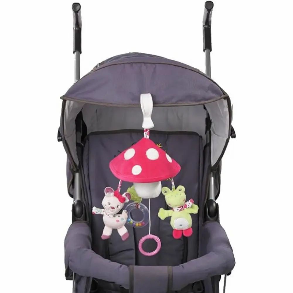 Mobile nel passeggino. Mobile con fungo, cerbiatto e rana. Passeggino con seduta blu e protezione solare.