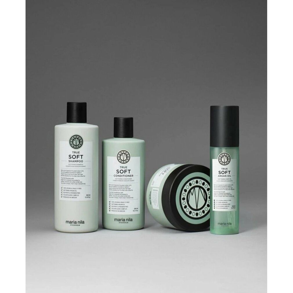 Quattro prodotti per capelli: shampoo, balsamo, maschera e spray. Flaconi verde chiaro con tappi neri. Marchio: Maria Nila.