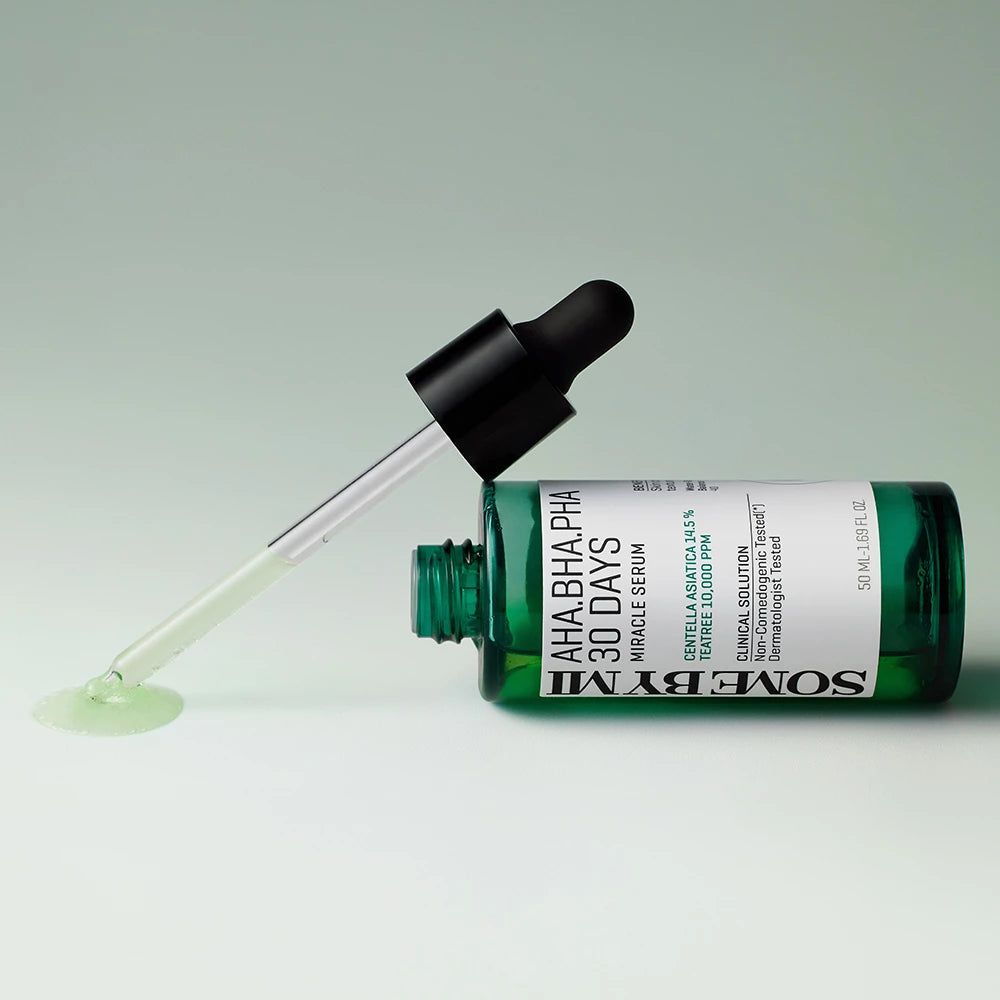 Flacone di siero verde sdraiato con tappo aperto. Pipetta con siero accanto. Scritta: AHA.BHA.PHA 30 DAYS MIRACLE SERUM.