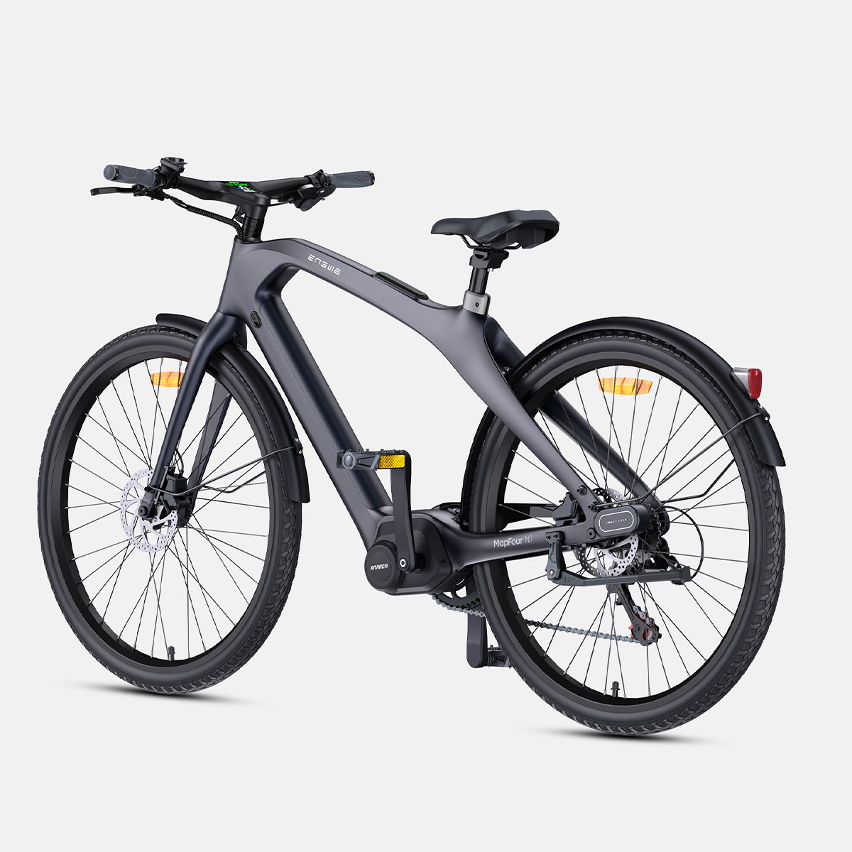 Vista posteriore di una bicicletta elettrica grigio scuro. Pneumatici, parafanghi e sella neri. Logo Engwe.