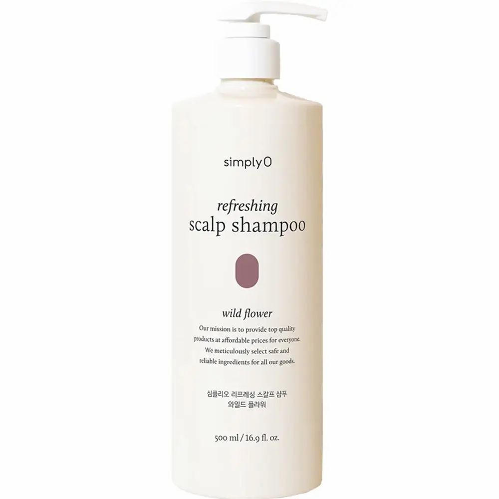 Flacone di shampoo bianco con dosatore a pompa. Scritte: simplyO, refreshing scalp shampoo, wild flower. Testo coreano e 500 ml/16.9 fl. oz.