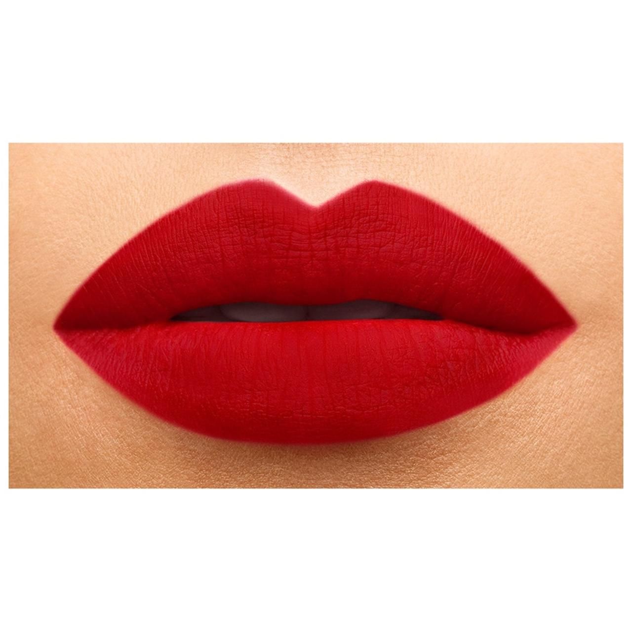 Primo piano di labbra rosse. Rossetto applicato.