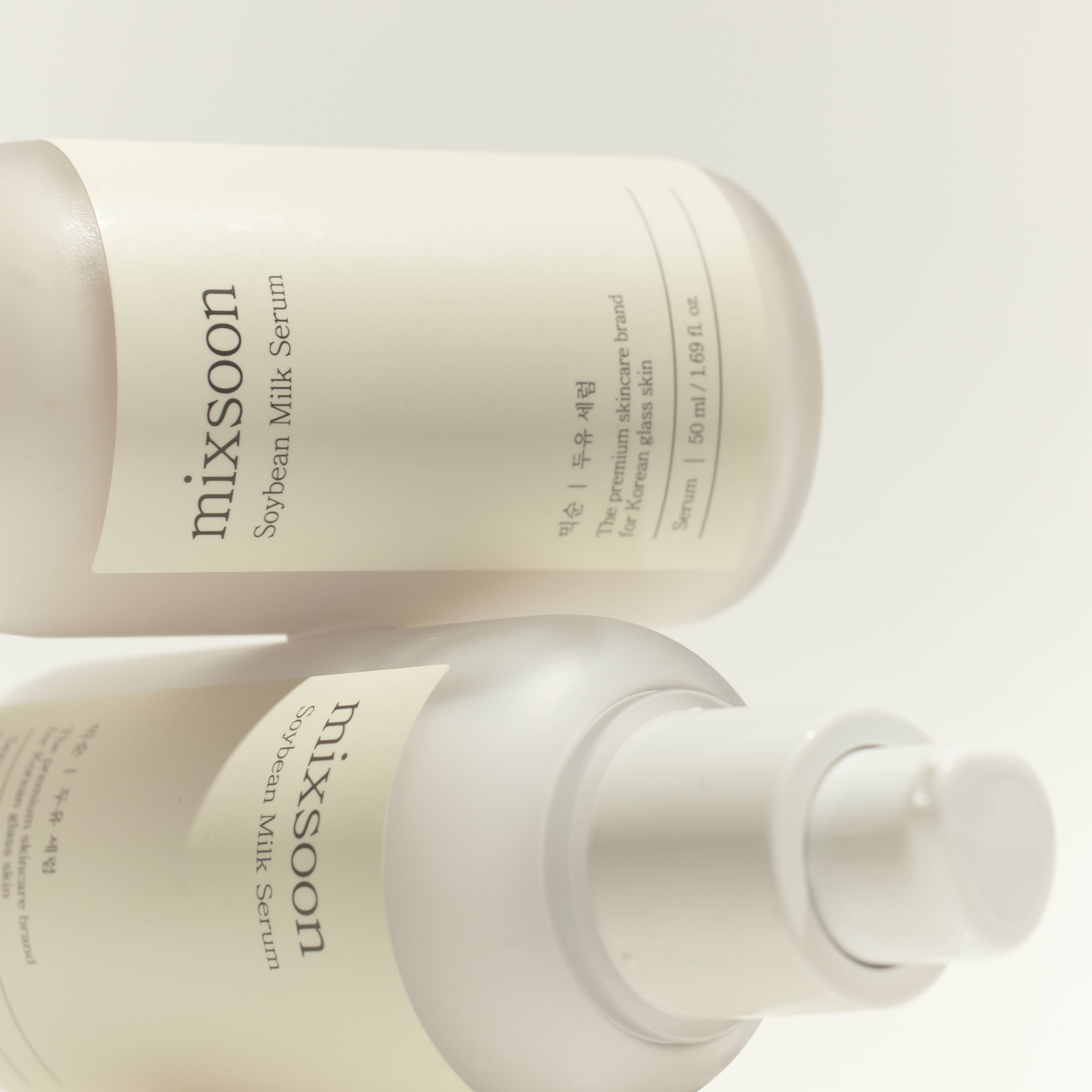 Due flaconi di siero. Scritta: mixsoon Soybean Milk Serum. Etichetta beige. Tappo bianco.