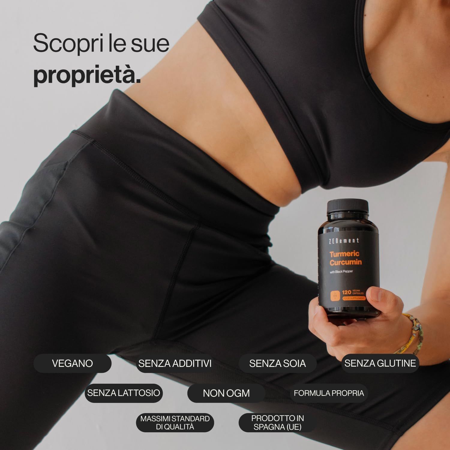 Flacone marrone con capsule nere. Scritta: Turmeric Curcumin. Vegano, senza additivi, soia.