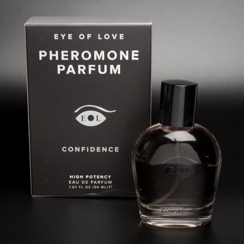 Flacone di profumo con tappo nero accanto a una scatola nera con scritta "EYE OF LOVE".