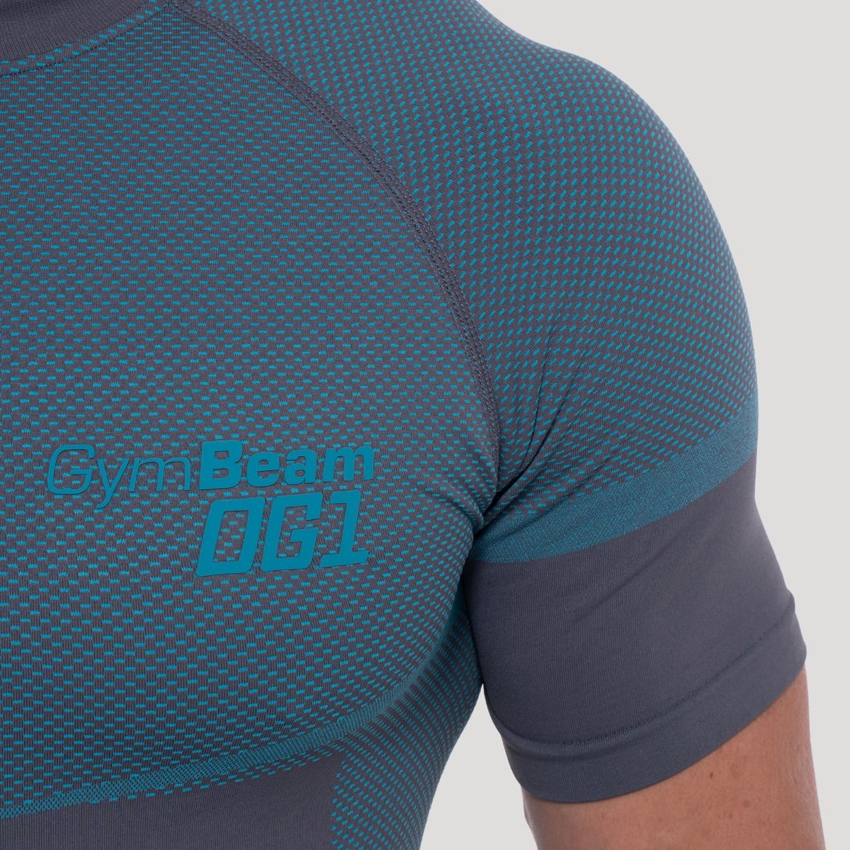 Primo piano del logo GymBeam OG1 sulla T-shirt.