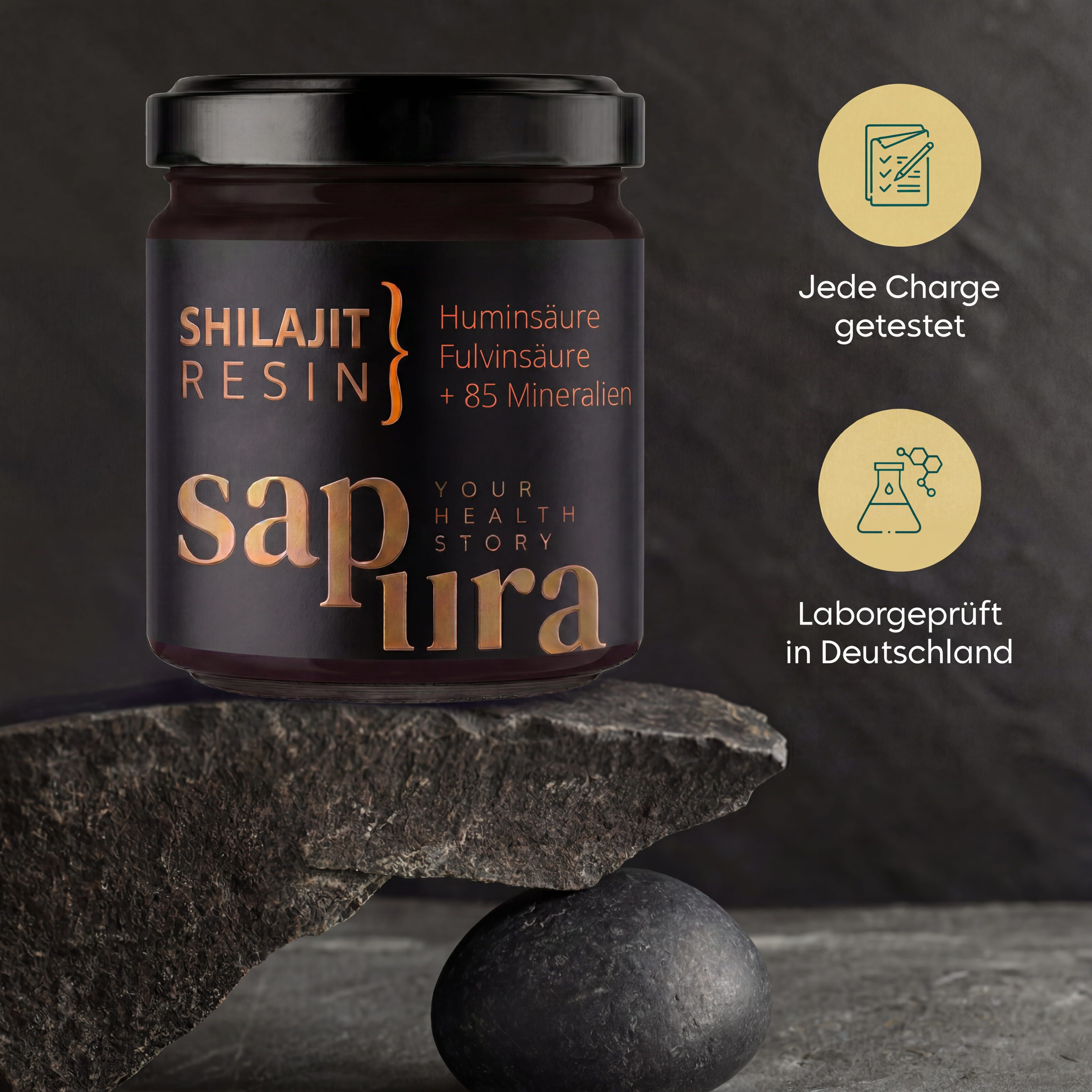 Shilajit Resin in barattolo su pietra, con icone per 'Ogni lotto testato' e 'Testato in laboratorio'.