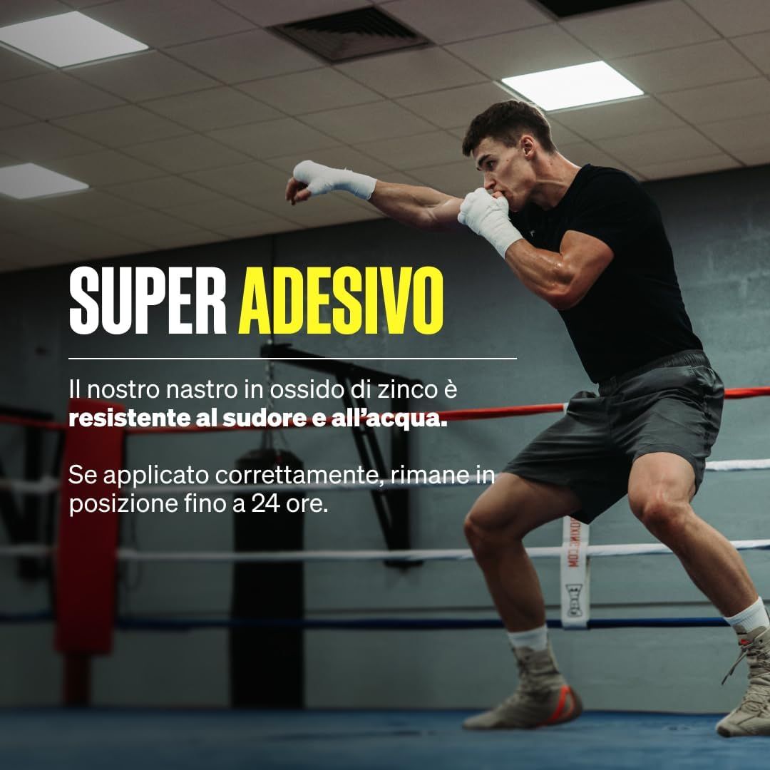 Pugile con nastro bianco sulle mani sul ring. Nastro in ossido di zinco super adesivo.