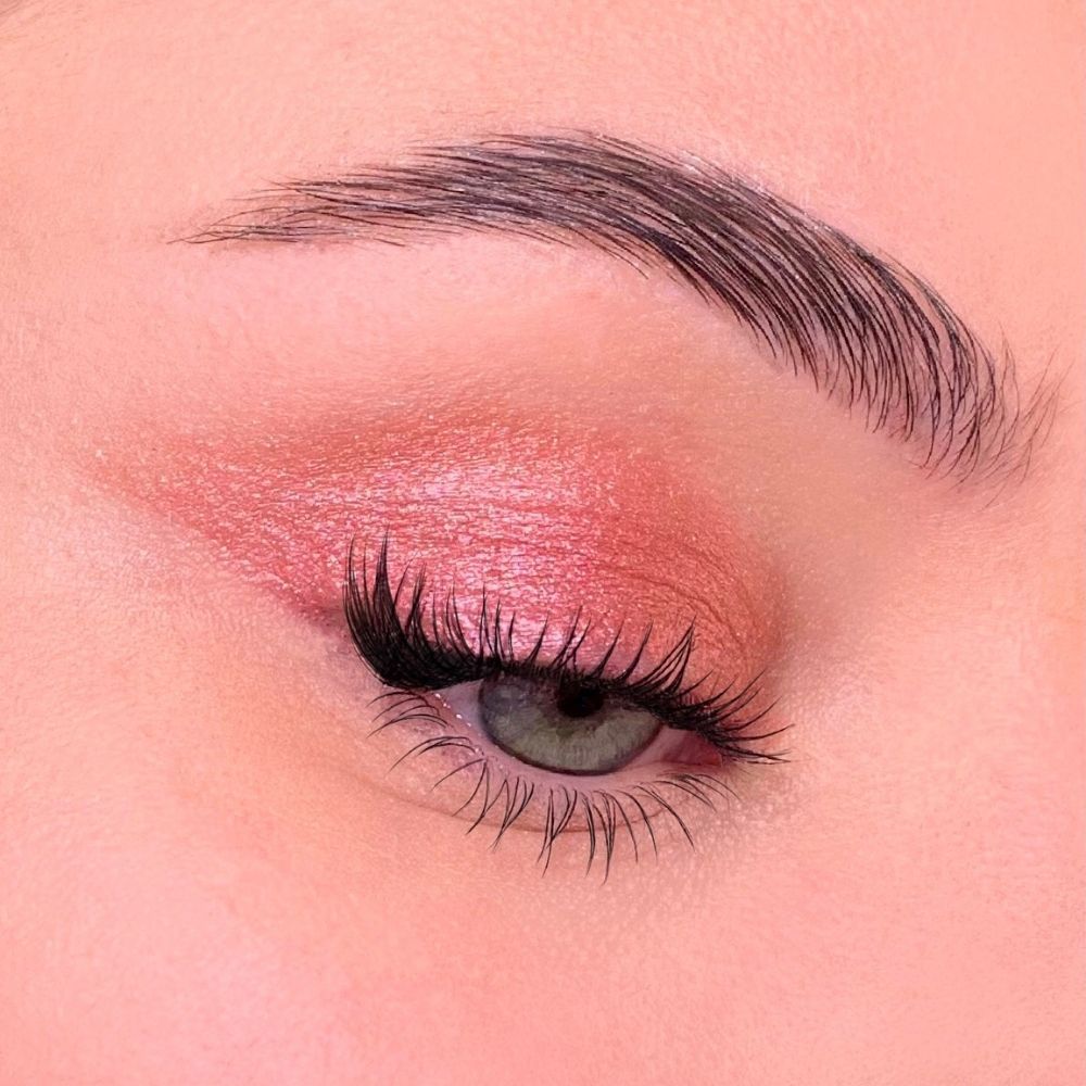 Occhio con ombretto rosa. Lunghe ciglia, sopracciglio. Tono della pelle.